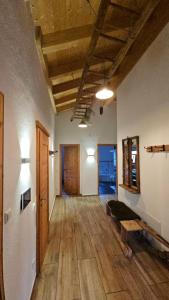 ein Wohnzimmer mit einem Sofa und Holzboden in der Unterkunft Chalet Steinplatte in Reit im Winkl