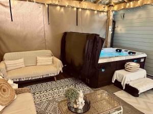 Posezení v ubytování Cosy Cabin with Private Hot Tub Isle of Wight