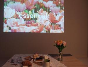 une table avec une assiette de nourriture et de fleurs dans l'établissement 광안리해수욕장 30초 베이비 맞춤 풀옵션 패밀리 안심 숙소, à Busan