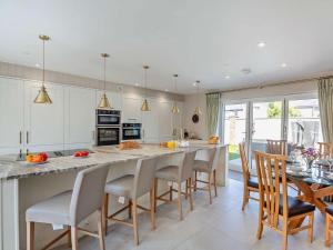 Η κουζίνα ή μικρή κουζίνα στο 4 Bed in Saint Asaph 96246