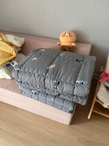 - un lit avec une couverture bleue dans l'établissement 광안리해수욕장 30초 베이비 맞춤 풀옵션 패밀리 안심 숙소, à Busan 28 autres photos