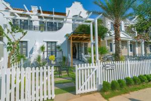 une clôture blanche devant une maison blanche dans l'établissement The Moon Villa - NOVAWORLD Phan Thiet, à Bình Tú