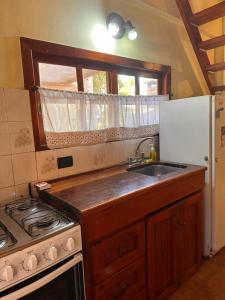 une cuisine avec un évier, une cuisinière et une fenêtre dans l'établissement Altos de Artalaz, à Colón 29 autres photos