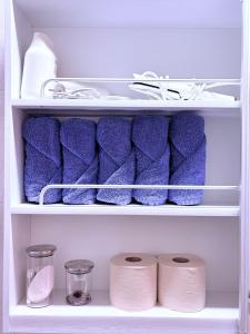 un réfrigérateur rempli de rouleaux de papier toilette violets dans l'établissement MAYs GO DUCK Newly built Family Stay KSPO IKEA Lotte World, à Séoul