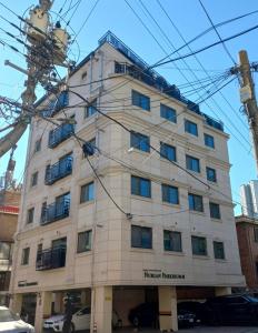 un bâtiment avec beaucoup de fenêtres et de lignes électriques dans l'établissement MAYs GO DUCK Newly built Family Stay KSPO IKEA Lotte World, à Séoul