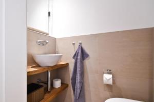 un baño con lavabo e inodoro en Fewo Moby Dick, en Norderney 12 fotos más