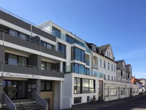 un edificio de apartamentos en la esquina de una calle en Fewo Moby Dick, en Norderney