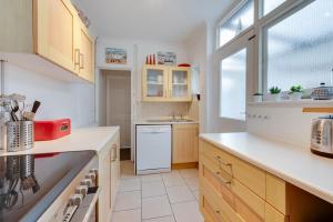 een keuken met een wastafel en een vaatwasser bij Millers Cottage in Broadstairs