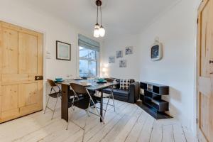 een eetkamer met een tafel en stoelen bij Millers Cottage in Broadstairs