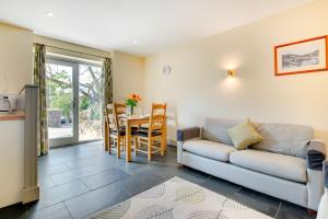 un soggiorno con un divano e un tavolo di Teign Cottage a Broadhempston