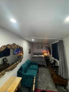 Posezení v ubytování Tower District Hostel