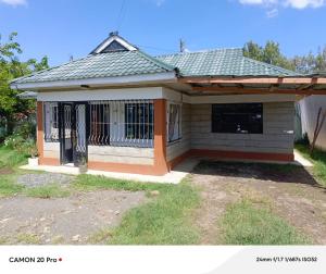 una piccola casa con un cancello nel cortile di Hellena house a Nanyuki