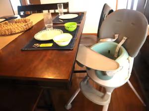 une chaise placée à côté d'une table en bois avec dans l'établissement 【NewOpen】人気の観光地北谷に立地! 最大14名様, à Hamakawa 42 autres photos