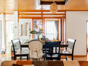 une salle à manger avec une table et des chaises dans l'établissement 【NewOpen】人気の観光地北谷に立地! 最大14名様, à Hamakawa