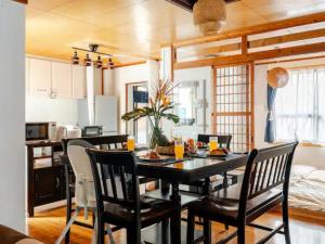 une salle à manger et une cuisine avec une table et des chaises dans l'établissement 【NewOpen】人気の観光地北谷に立地! 最大14名様, à Hamakawa