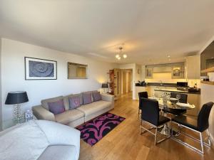 un salon avec un canapé et une table dans l'établissement Octopus, à West Bay