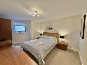 une chambre avec un lit avec deux serviettes dessus dans l'établissement Octopus, à West Bay