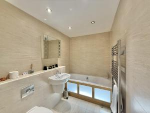 une salle de bain avec un lavabo, des toilettes et une baignoire dans l'établissement Octopus, à West Bay 23 autres photos