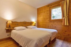 尚帕尼恩瓦努瓦茲Bijolin 4/6 personnes, Spa & Terrasse的卧室里有一张白色的大床，床边有一扇窗户 更多16张照片