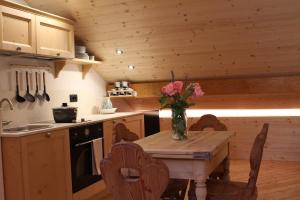 Nhà bếp/bếp nhỏ tại Attic loft with park in the shadow of the Dolomites +47 ảnh