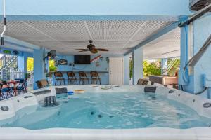 Μια τηλεόραση ή/και κέντρο ψυχαγωγίας στο Blue Paradise - 7 DAY MINIMUM STAY