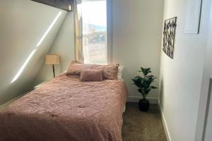 Ένα ή περισσότερα κρεβάτια σε δωμάτιο στο Carriage House Loft