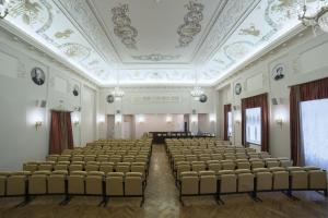 una habitación vacía con sillas y techo en Guest House na Maloy Nevke, en San Petersburgo