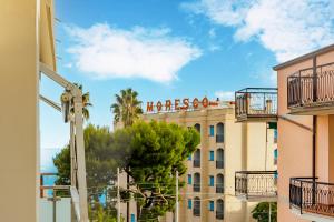 un hotel con un cartello sopra di Blue Sky House a Ceriale