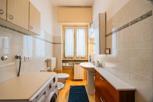 un bagno con lavandino e WC di Blue Sky House a Ceriale Altre 42 foto