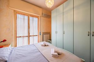una camera da letto con un letto con asciugamani sopra di Blue Sky House a Ceriale