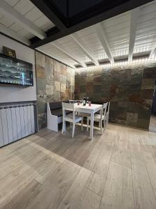 a dining room with a white table and chairs at Casaldo in Gardone Riviera