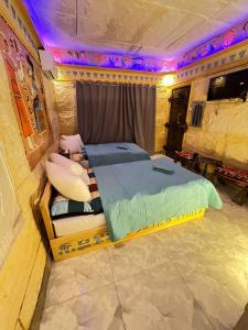 una camera da letto con due letti in una tenda di Pyramids Mystery Inn a Il Cairo