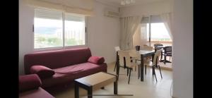 un salon avec un canapé et une table dans l'établissement Escapada Ideal en Oropesa, à El Borseral