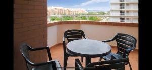 une table et des chaises sur un balcon avec vue dans l'établissement Escapada Ideal en Oropesa, à El Borseral