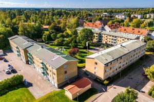 una vista aérea de un edificio en una ciudad en Kungsbacken Apartments AB - Blomstervägen 5B, en Katrineholm