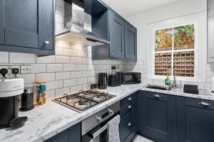 Köök või kööginurk majutusasutuses Chester 3 Bed House Perfect for Work Stays