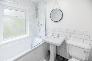 Vannituba majutusasutuses Chester 3 Bed House Perfect for Work Stays +46 fotot