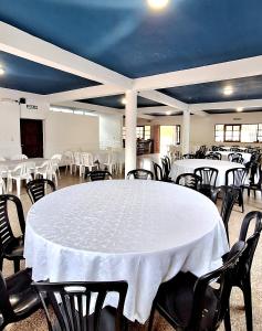 a large room with a white table and chairs at EL ESTABLO - Casa de Campo Vacacional con pileta privada - Jujuy in San Salvador de Jujuy