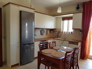 Kuchyň nebo kuchyňský kout v ubytování Seaside Paradise - Elegant & Modern Apartment