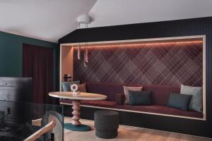 苏黎世Sorell Boutique-Hotel St Peter Zürich的客厅里有一张红色的沙发和一张桌子