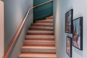 苏黎世Sorell Boutique-Hotel St Peter Zürich的木梯和绿色的墙壁