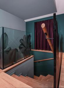 苏黎世Sorell Boutique-Hotel St Peter Zürich的房间里有一个大型水族箱和一个木制蝙蝠