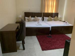 Ένα ή περισσότερα κρεβάτια σε δωμάτιο στο Reina Villa Hotel