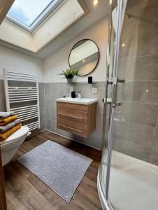 Et badeværelse på Ferienwohnung Malerlehen + 15 billeder