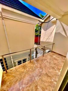 Habitación vacía con balcón con ventana en Royal Empire, en Abuja 4 fotos más