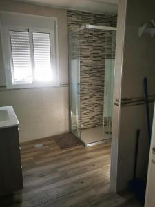 ein Bad mit einer Glasdusche im Zimmer in der Unterkunft Casas en el palmar in El Palmar