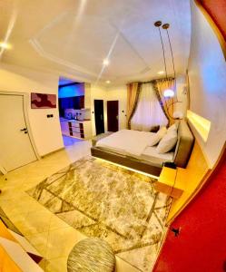 Habitación grande con cama y alfombra. en Royal Empire, en Abuja