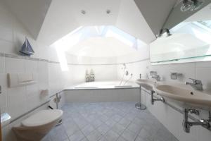 Ένα μπάνιο στο Apartment Aaron +24 φωτογραφίες