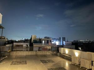 vue du toit d'un immeuble la nuit dans l'établissement Hotel Golf Sakura, à Gurgaon