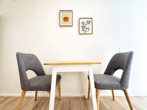 Χώρος καθιστικού στο Beauty in the Sky- 1BR Apt Opposite Central Market